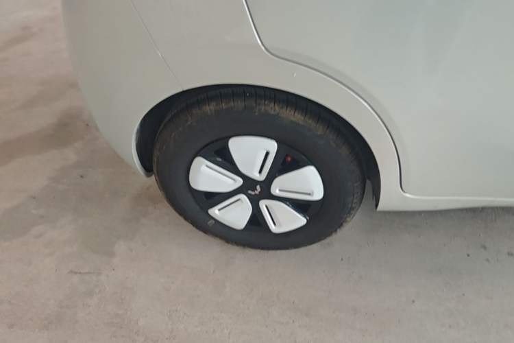 Used Wuling Hongguang MINIEV 2025 Four-Door Version Advanced Edition Exterior 5