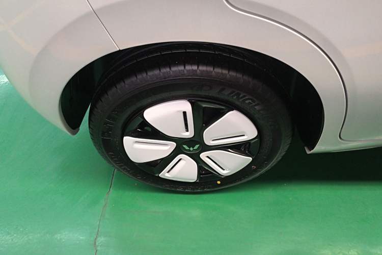 Used Wuling Hongguang MINIEV 2025 Four-Door Version Advanced Edition Exterior 5