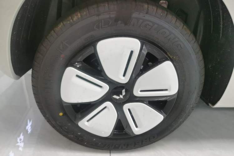 Used Wuling Hongguang MINIEV 2025 Four-Door Version Advanced Edition Exterior 5
