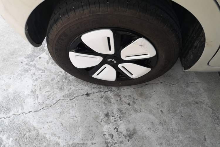 Used Wuling Hongguang MINIEV 2025 Four-Door Version Advanced Edition Exterior 5