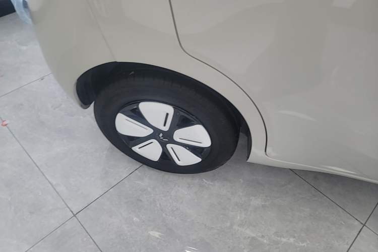 Used Wuling Hongguang MINIEV 2025 Four-Door Version Advanced Edition Exterior 5
