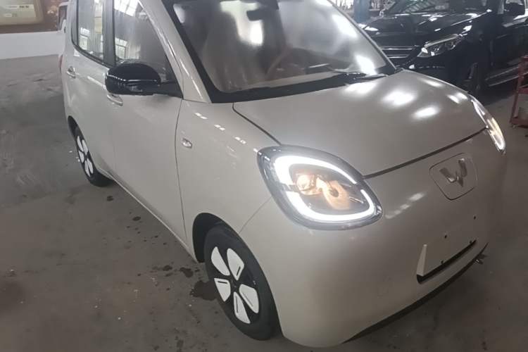 Used Wuling Hongguang MINIEV 2025 Four-Door Version Advanced Edition Front Right 45 Deg