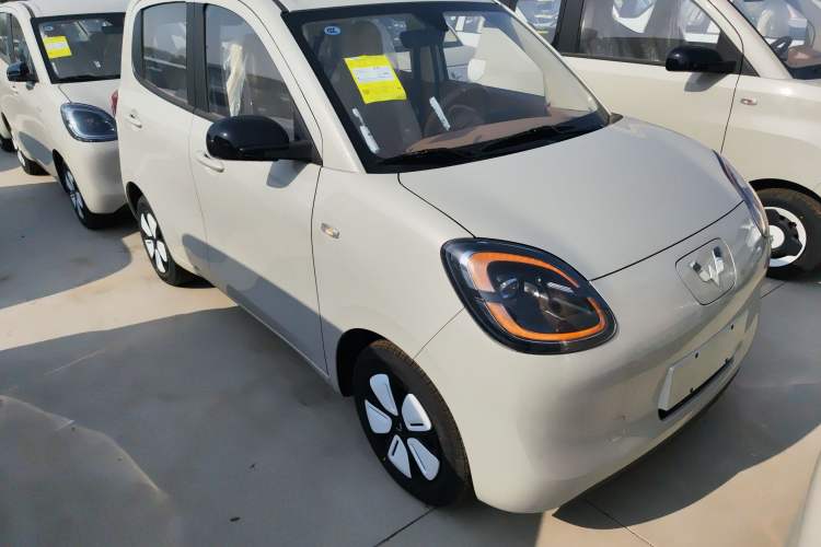 Used Wuling Hongguang MINIEV 2025 Four-Door Version Advanced Edition Front Right 45 Deg