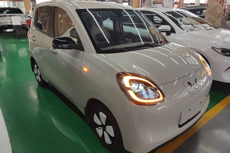 Used Wuling Hongguang MINIEV 2025 Four-Door Version Advanced Edition Front Right 45 Deg