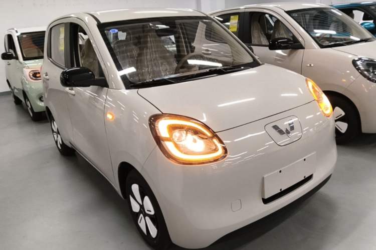Used Wuling Hongguang MINIEV 2025 Four-Door Version Advanced Edition Front Right 45 Deg