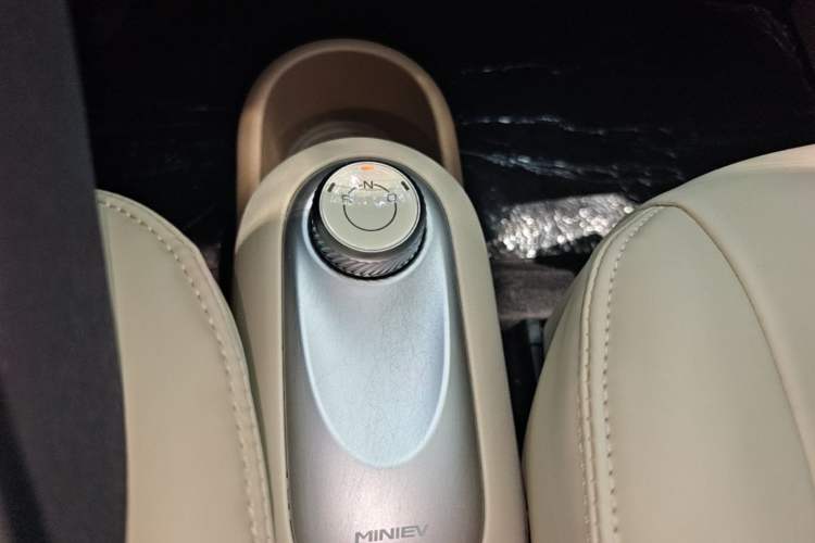Used Wuling Hongguang MINIEV 2025 Four-Door Version Advanced Edition Gear Lever
