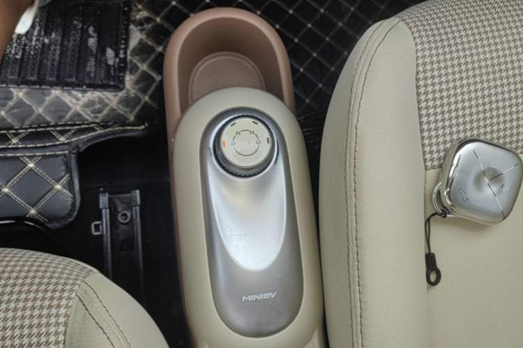 Used Wuling Hongguang MINIEV 2025 Four-Door Version Zhenxiang+ Edition Gear Lever