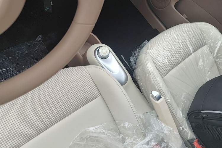 Used Wuling Hongguang MINIEV 2025 Four-Door Version Advanced Edition Gear Lever