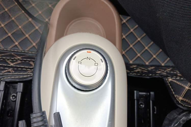 Used Wuling Hongguang MINIEV 2025 Four-Door Version Advanced Edition Gear Lever