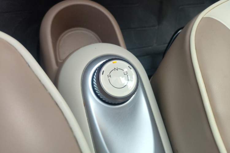 Used Wuling Hongguang MINIEV 2025 Four-Door Version Advanced Edition Gear Lever
