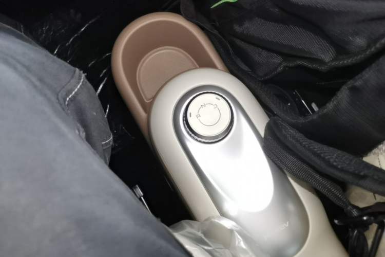 Used Wuling Hongguang MINIEV 2025 Four-Door Version Advanced Edition Gear Lever