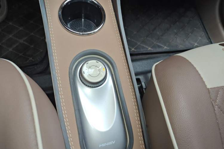 Used Wuling Hongguang MINIEV 2025 Four-Door Version Zhenxiang+ Edition Gear Lever