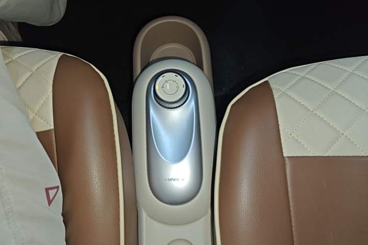 Used Wuling Hongguang MINIEV 2025 Four-Door Version Zhenxiang+ Edition Gear Lever