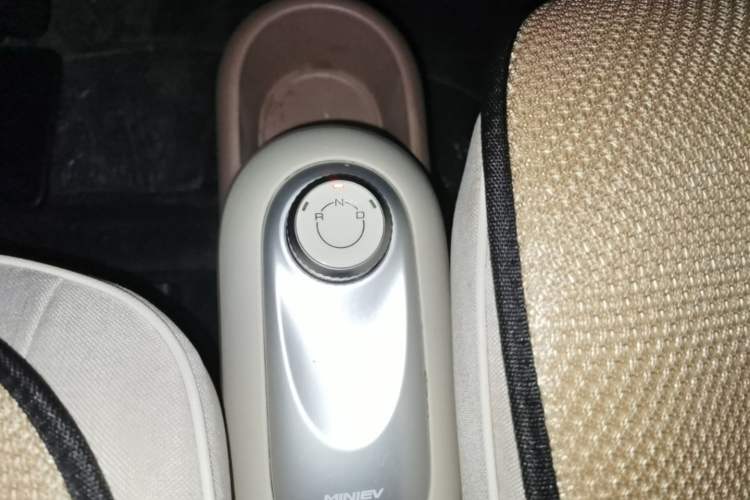 Used Wuling Hongguang MINIEV 2025 Four-Door Version Advanced Edition Gear Lever