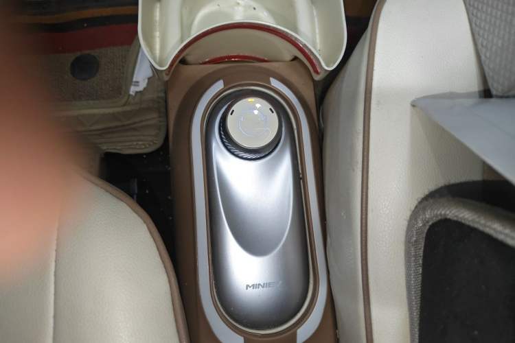 Used Wuling Hongguang MINIEV 2025 Four-Door Version Advanced Edition Gear Lever