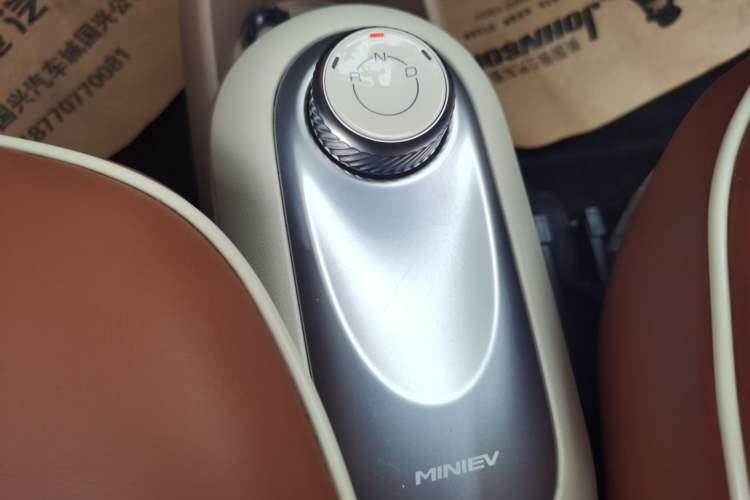 Used Wuling Hongguang MINIEV 2025 Four-Door Version Advanced Edition Gear Lever