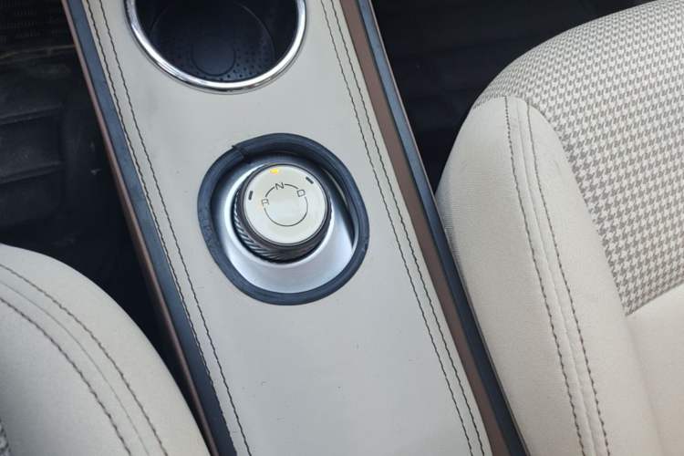Used Wuling Hongguang MINIEV 2025 Four-Door Version Advanced Edition Gear Lever