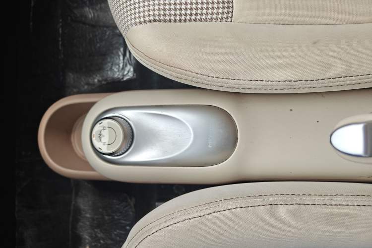 Used Wuling Hongguang MINIEV 2025 Four-Door Version Advanced Edition Gear Lever