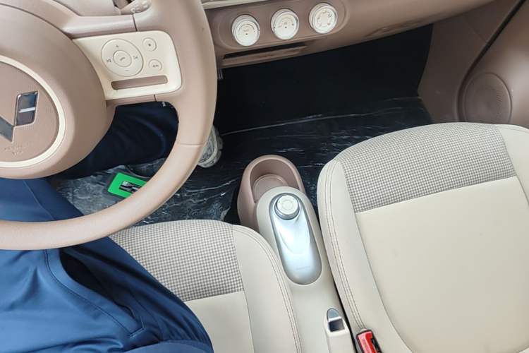 Used Wuling Hongguang MINIEV 2025 Four-Door Version Advanced Edition Gear Lever
