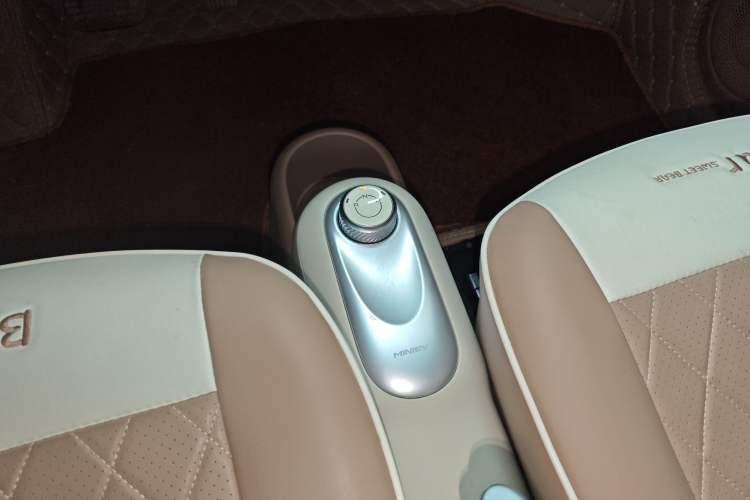 Used Wuling Hongguang MINIEV 2025 Four-Door Version Advanced Edition Gear Lever