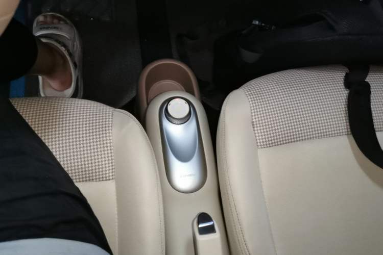 Used Wuling Hongguang MINIEV 2025 Four-Door Version Advanced Edition Gear Lever