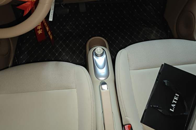 Used Wuling Hongguang MINIEV 2025 Four-Door Version Advanced Edition Gear Lever