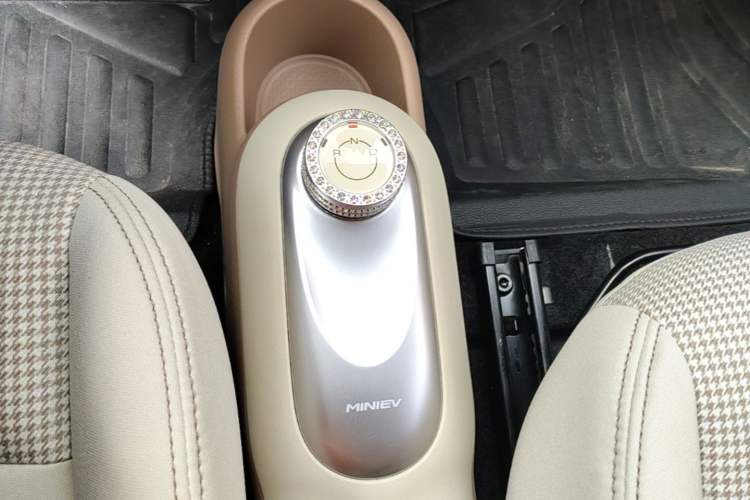 Used Wuling Hongguang MINIEV 2025 Four-Door Version Advanced Edition Gear Lever