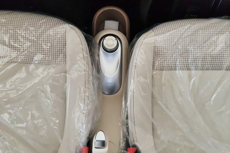 Used Wuling Hongguang MINIEV 2025 Four-Door Version Advanced Edition Gear Lever