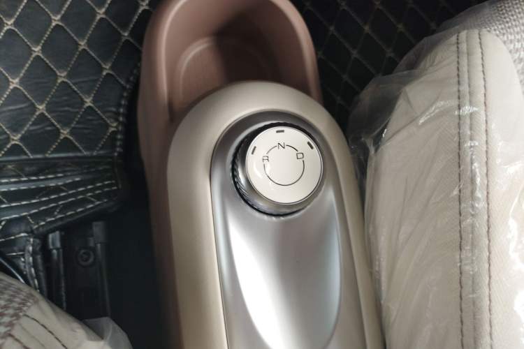 Used Wuling Hongguang MINIEV 2025 Four-Door Version Advanced Edition Gear Lever