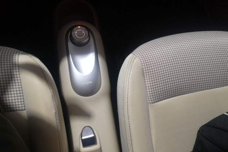Used Wuling Hongguang MINIEV 2025 Four-Door Version Advanced Edition Gear Lever