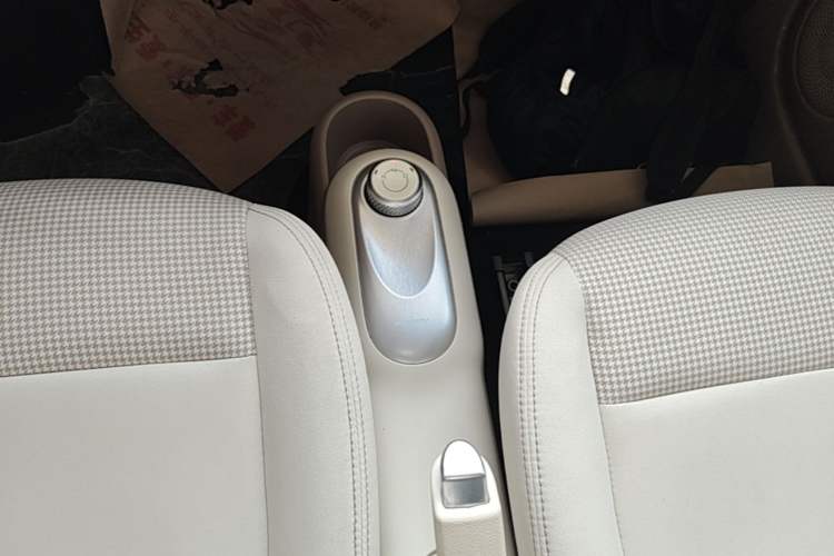 Used Wuling Hongguang MINIEV 2025 Four-Door Version Advanced Edition Gear Lever