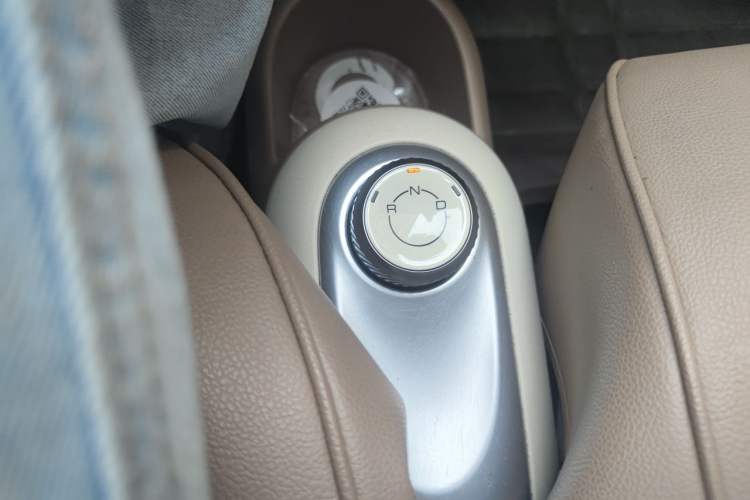 Used Wuling Hongguang MINIEV 2025 Four-Door Version Advanced Edition Gear Lever