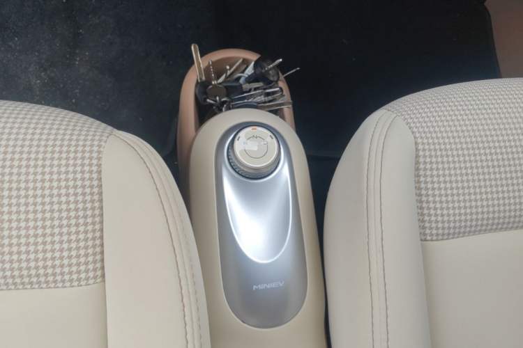 Used Wuling Hongguang MINIEV 2025 Four-Door Version Advanced Edition Gear Lever