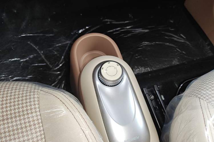 Used Wuling Hongguang MINIEV 2025 Four-Door Version Advanced Edition Gear Lever