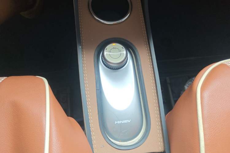 Used Wuling Hongguang MINIEV 2025 Four-Door Version Advanced Edition Gear Lever