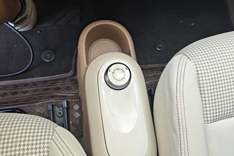Used Wuling Hongguang MINIEV 2025 Four-Door Version Advanced Edition Gear Lever