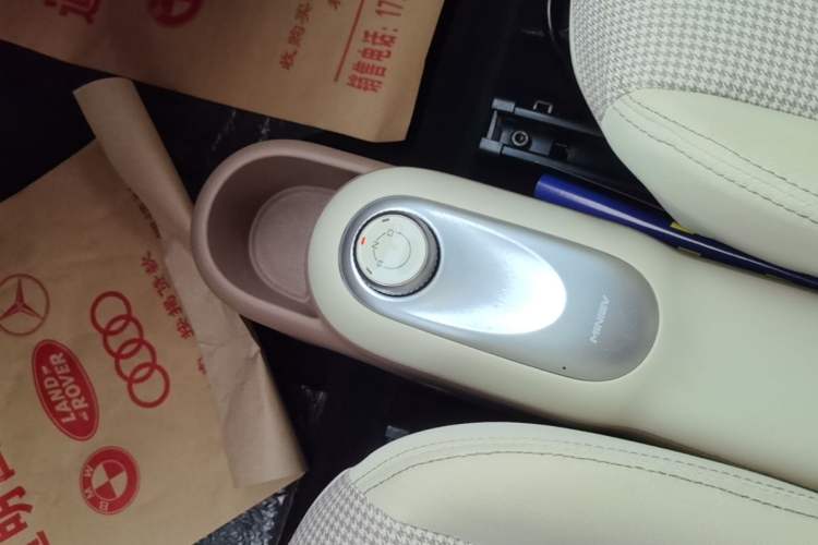 Used Wuling Hongguang MINIEV 2025 Four-Door Version Advanced Edition Gear Lever