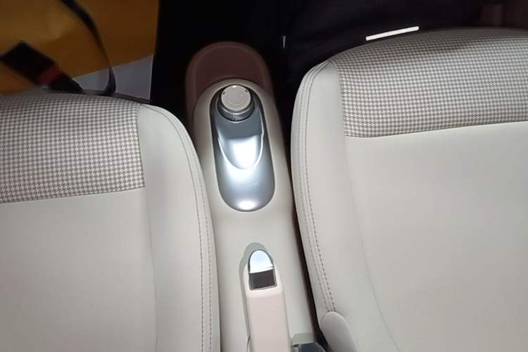 Used Wuling Hongguang MINIEV 2025 Four-Door Version Advanced Edition Gear Lever