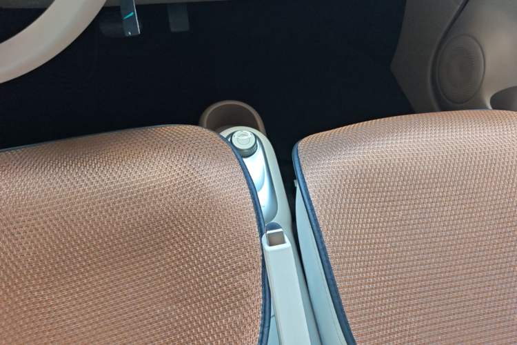 Used Wuling Hongguang MINIEV 2025 Four-Door Version Advanced Edition Gear Lever