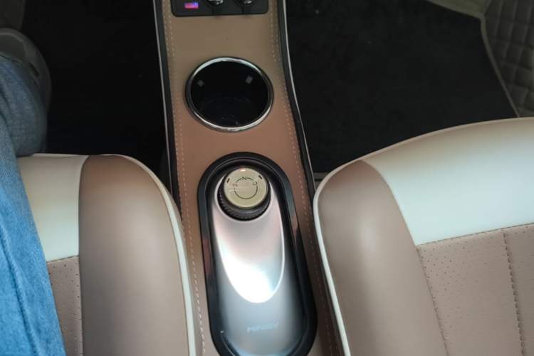 Used Wuling Hongguang MINIEV 2025 Four-Door Version Advanced Edition Gear Lever