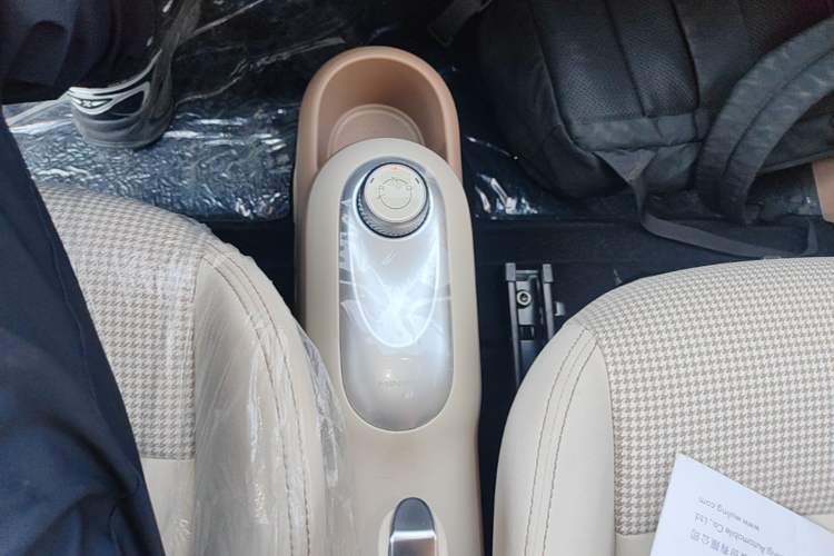 Used Wuling Hongguang MINIEV 2025 Four-Door Version Advanced Edition Gear Lever