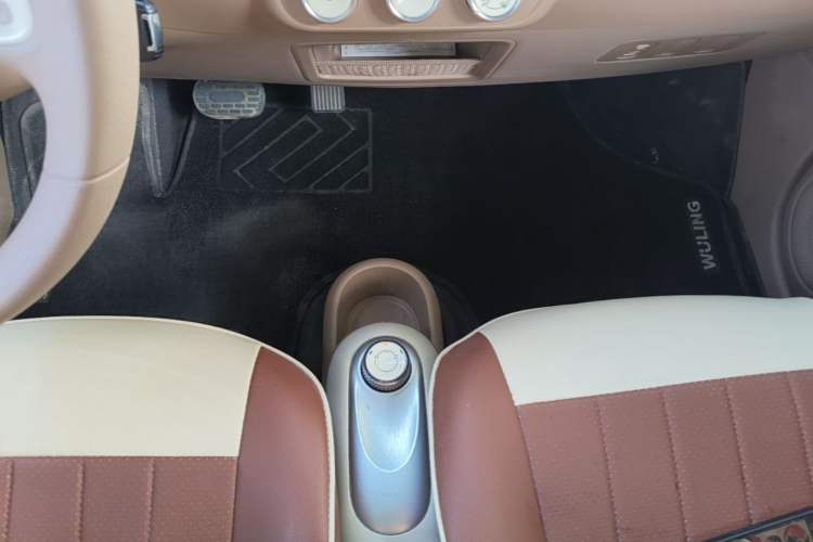 Used Wuling Hongguang MINIEV 2025 Four-Door Version Advanced Edition Gear Lever