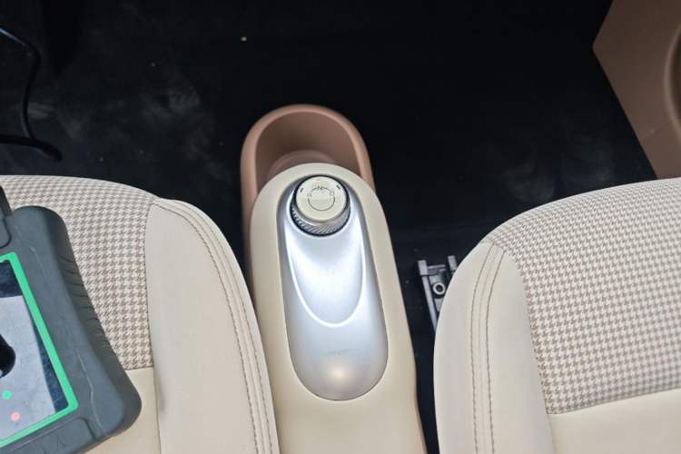 Used Wuling Hongguang MINIEV 2025 Four-Door Version Advanced Edition Gear Lever