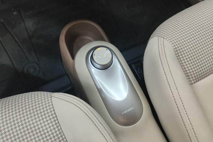 Used Wuling Hongguang MINIEV 2025 Four-Door Version Advanced Edition Gear Lever