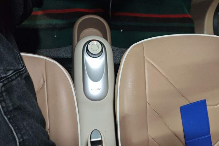 Used Wuling Hongguang MINIEV 2025 Four-Door Version Advanced Edition Gear Lever
