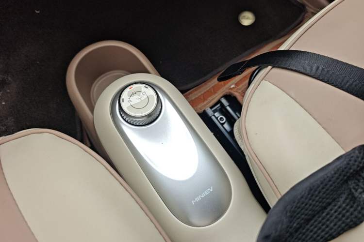 Used Wuling Hongguang MINIEV 2025 Four-Door Version Advanced Edition Gear Lever