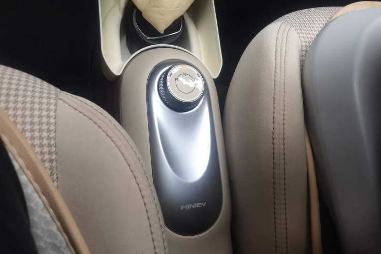 Used Wuling Hongguang MINIEV 2025 Four-Door Version Premium Edition Gear Lever