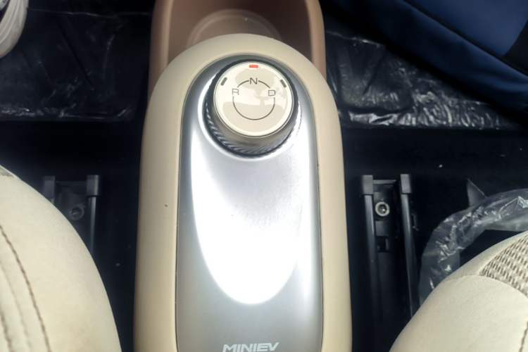 Used Wuling Hongguang MINIEV 2025 Four-Door Version Advanced Edition Gear Lever