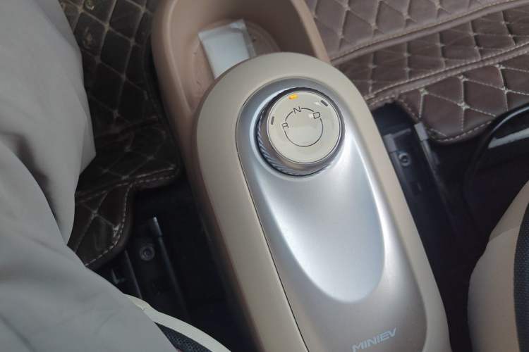Used Wuling Hongguang MINIEV 2025 Four-Door Version Advanced Edition Gear Lever
