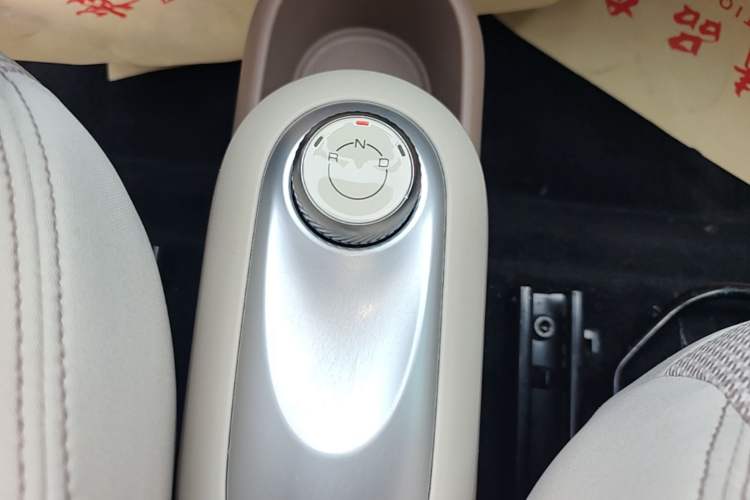 Used Wuling Hongguang MINIEV 2025 Four-Door Version Advanced Edition Gear Lever